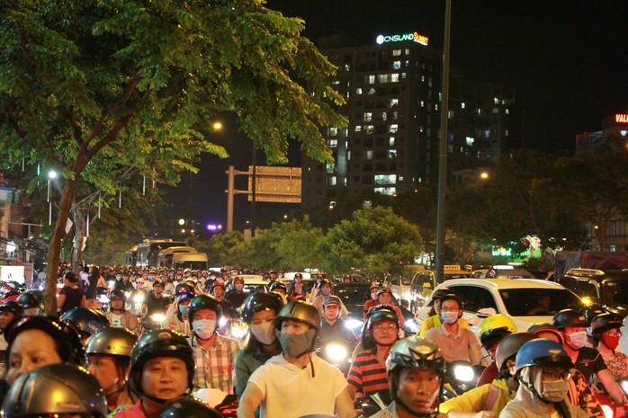 Kẹt xe dữ dội trên đường Phạm Văn Đồng tối cuối tuần - Ảnh 2.