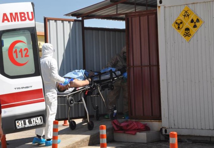 
Một người Syria bị trúng chất độc hóa học tại tỉnh Idlib được đưa đi điều trị. Ảnh: Reuters
