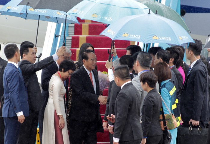 Đoàn đại biểu APEC 2017 đầu tiên đáp xuống Đà Nẵng - Ảnh 4.