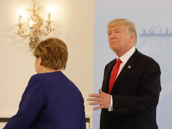 Tổng thống Donald Trump đã bắt tay bà Merkel - Ảnh 2.