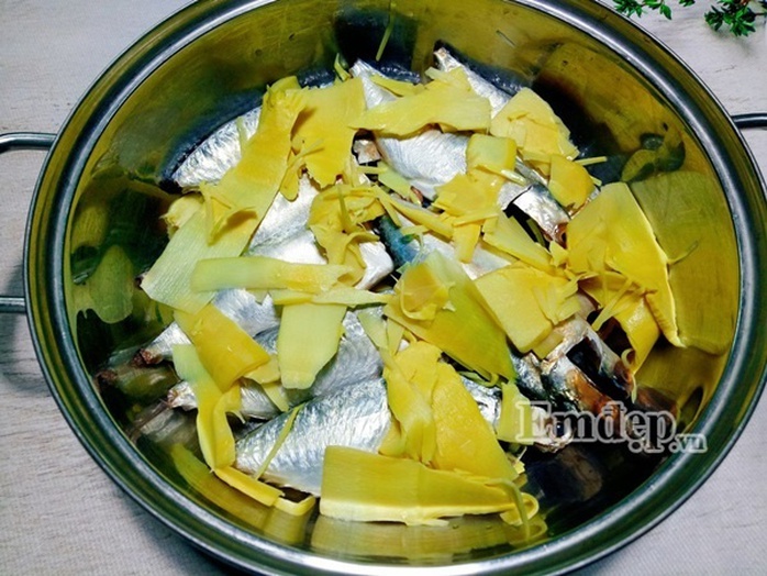 Trời mưa ăn cá nục kho măng đậm đà, cả nhà ngon cơm - Ảnh 7. Trời mưa ăn cá nục kho măng đậm đà, cả nhà ngon cơm - Ảnh 7.