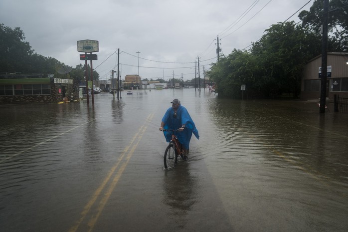 Mỹ: Bức ảnh gây sốc trong bão Harvey - Ảnh 6.