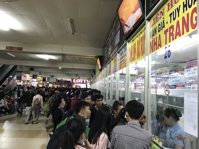 Mướt mồ hôi mua vé xe ngày lễ - Ảnh 1. Mướt mồ hôi mua vé tỷ lệ kèo nhà cái malaysia ngày lễ - Ảnh 1.