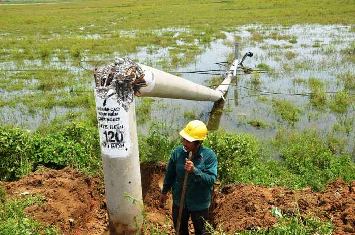 Nỗ lực “giải cứu” 2.600 trụ điện trung thế bị bão quật ngã ở Quảng Bình - Ảnh 5.