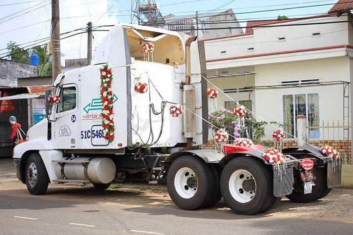 Dàn ôtô đầu kéo chục tỷ đi hỏi vợ tại Hải Phòng - Ảnh 7. Dàn ôtô đầu kéo chục tỷ đi hỏi vợ tại Hải Phòng - Ảnh 7.
