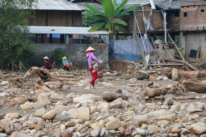 Người dân soi đèn pin vô vọng nhìn cả nhà hàng xóm bị nước lũ cuốn trôi - Ảnh 8.