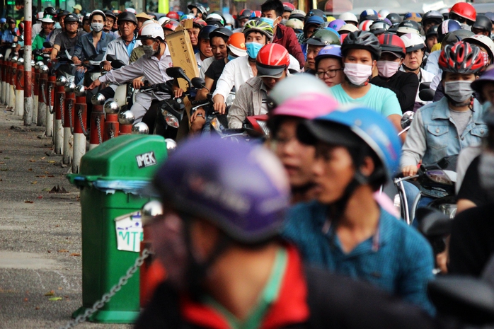 
Tình trạng kẹt xe trên đường Lê Lai, đường Nguyễn Thị Nghĩa cũng hết sức nghiêm trọng. Nhiều người chưa biết việc điều chỉnh giao thông nên không khỏi ngạc nhiên.
