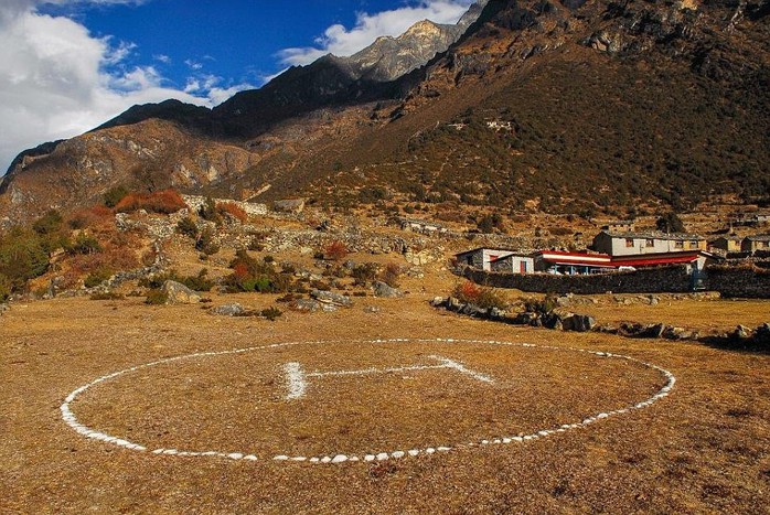 Chỗ hạ cánh này nằm ở thung lũng Khumbu, Nepal. Đây là cửa ngõ vào Everest, nơi đón hàng nghìn du khách mỗi năm.
