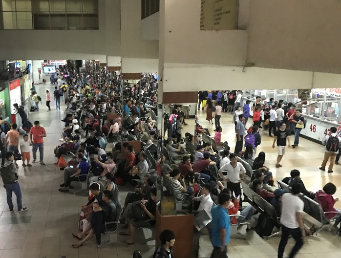 
Trong khi đó, lượng hành khách vào Bến xe Miền Đông từ chiều đến tối 28-4 cũng đông nghẹt
