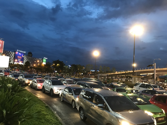 Ngàn người và xe chôn chân quanh sân bay Tân Sơn Nhất - Ảnh 3.