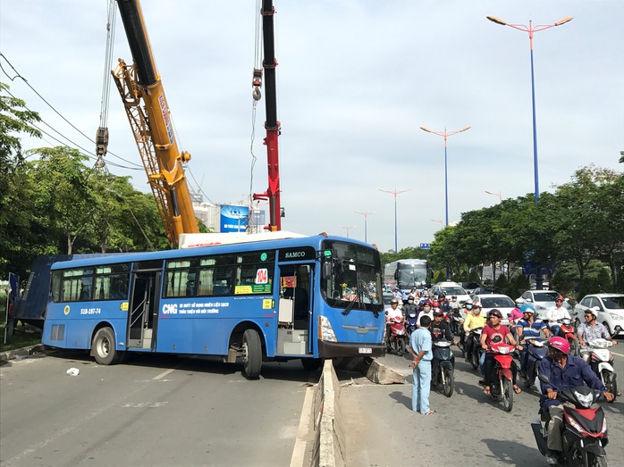 Xe đầu kéo tông văng xe buýt, đè bẹp xe máy ở cầu Sài Gòn - Ảnh 5.