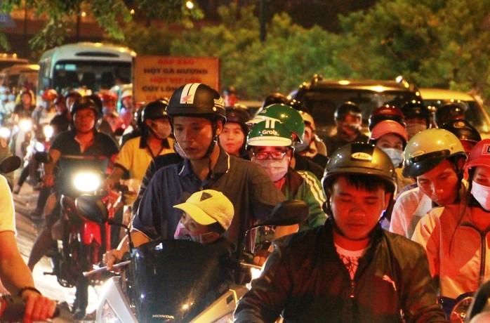 Kẹt xe dữ dội trên đường Phạm Văn Đồng tối cuối tuần - Ảnh 7.
