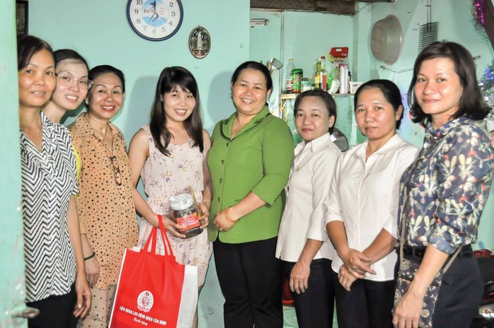 LĐLĐ quận Tân Bình, TP HCM và Hội LHPN quận thăm, tặng quà cho công nhân ở trọ