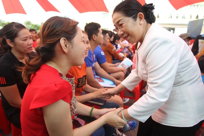 Bà Võ Thị Dung, Phó Bí thư Thành ủy TP HCM, thăm hỏi công nhân các KCX-KCN TP Ảnh: HOÀNG TRIỀU