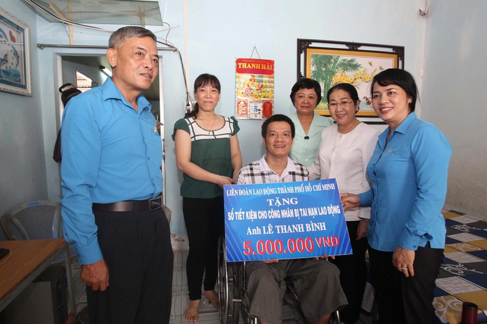 Lãnh đạo Thành ủy, LĐLĐ TP HCM tặng sổ tiết kiệm cho công nhân Lê Thanh Bình, người bị tai nạn lao động với tỉ lệ thương tật 94%