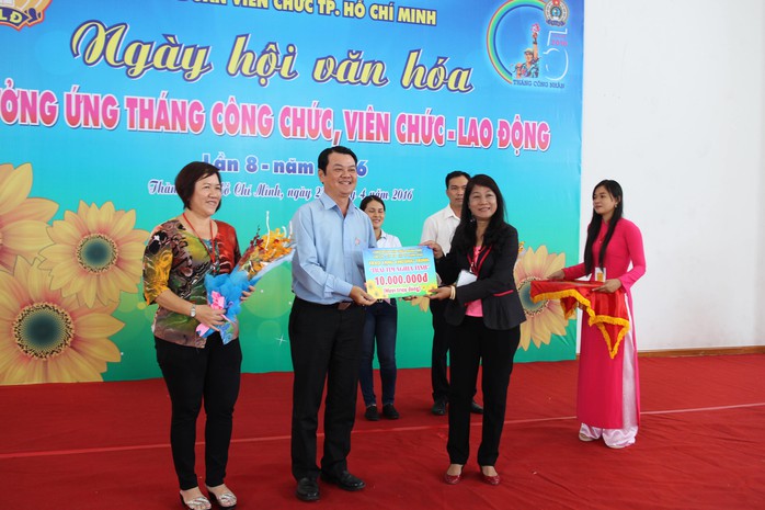 Công đoàn cơ sở đóng góp cho chương trình “Trái tim nghĩa tình” tại Tháng Công chức - Viên chức - Lao động năm 2016