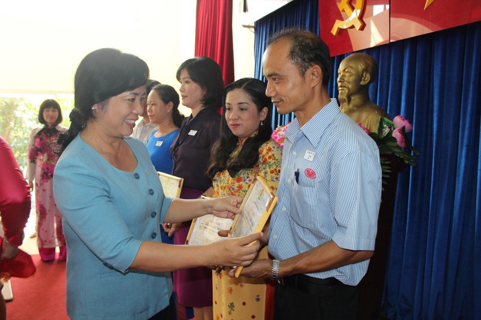 Bà Trần Kim Yến, Chủ tịch LĐLĐ TP HCM, trao giấy khen cho các cá nhân lao động giỏi
