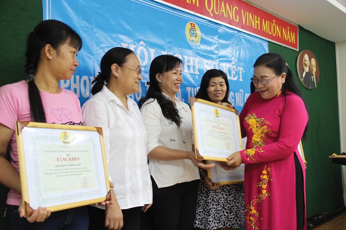 Bà Nguyễn Thị Bích Thủy, Phó Chủ tịch LĐLĐ TP HCM, trao giấy khen cho các nữ CNVC-LĐ “Giỏi việc nước - Đảm việc nhà”