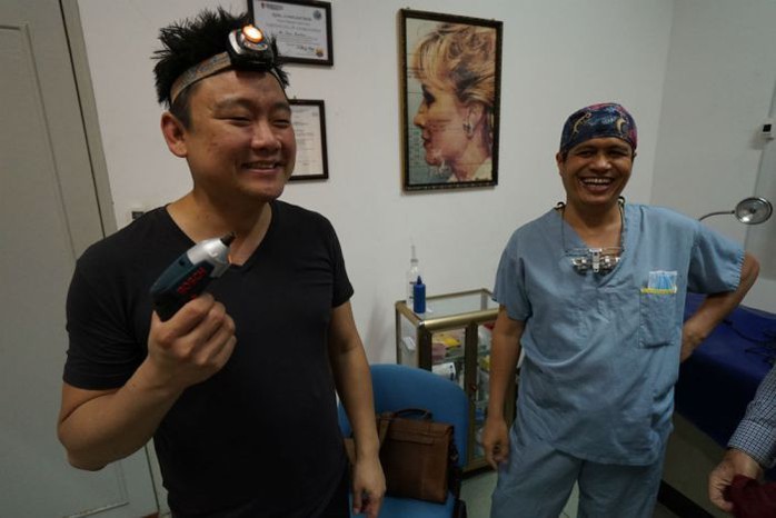 Cụ ông Campuchia sau ca phẫu thuật bộ nướu răng khổng lồ - Ảnh 2.