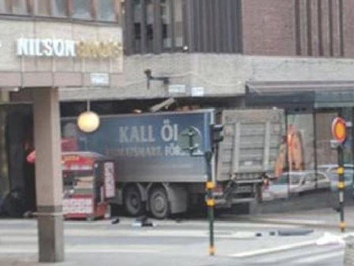 
Xe tải tông vào cửa hàng. Ảnh: News.com.au
