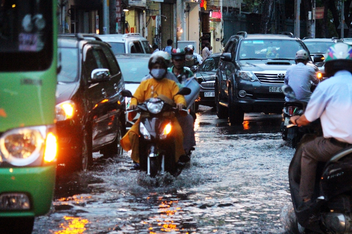 
Tại các đoạn ngập nước, các phương tiện lưu thông khó khăn gây ra ùn ứ giao thông.
