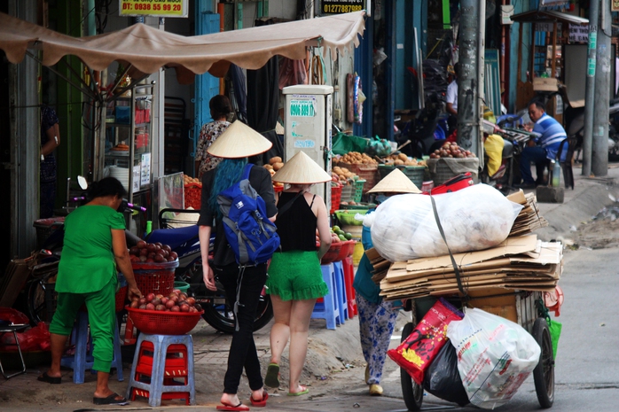 Vỉa hè quận 1 như chưa có những đợt ra quân! - Ảnh 1.