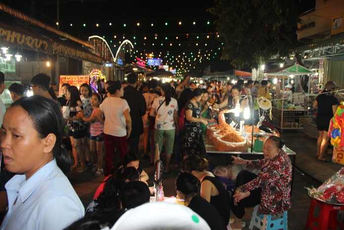 Mướt mồ hôi ở chợ đêm Phú Quốc - Ảnh 6.