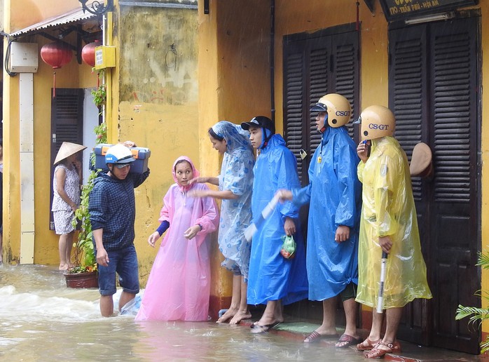 Lũ vượt báo động III,  Hội An chìm trong biển nước - Ảnh 9.