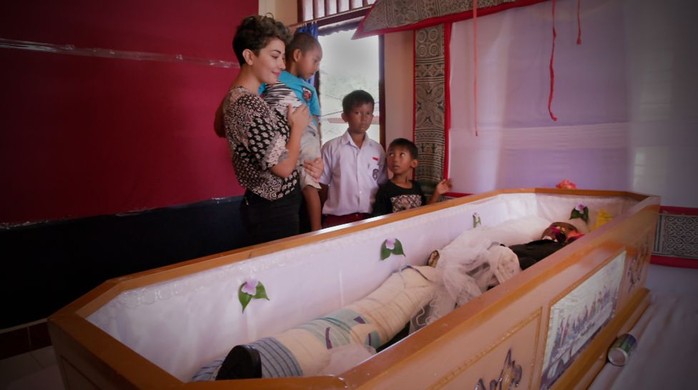 
Thi thể của người đã khuất được lưu giữ trong nhà nhiều tháng hay thậm chí là nhiều năm trước khi được chôn cất. Ảnh: BBC
