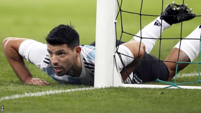 Aguero nhập viện cấp cứu sau trận Argentina thua thảm Nigeria - Ảnh 1.