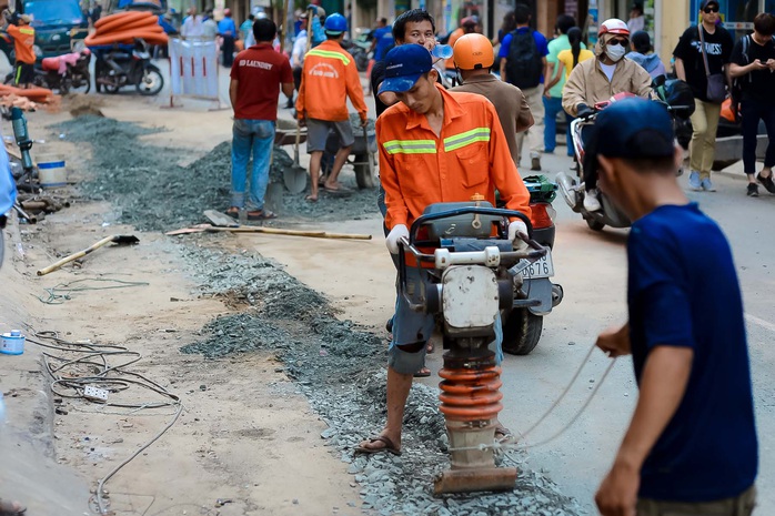 Hối hả thay áo mới cho phố đi bộ Bùi Viện - Ảnh 5.