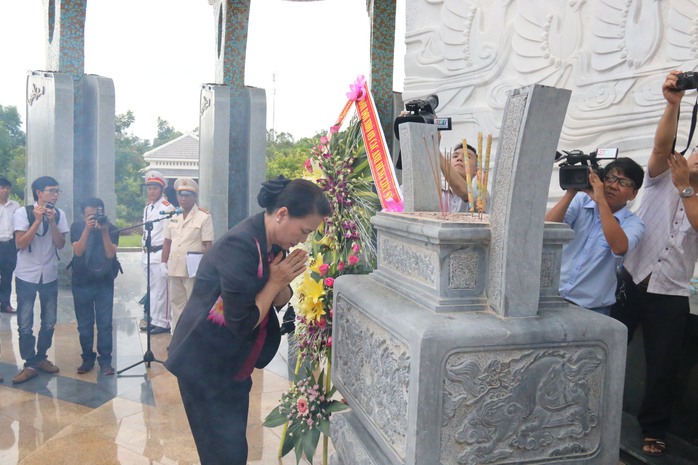 Chủ tịch Quốc hội viếng hương Nghĩa trang Liệt sĩ Quảng Nam - Ảnh 1.