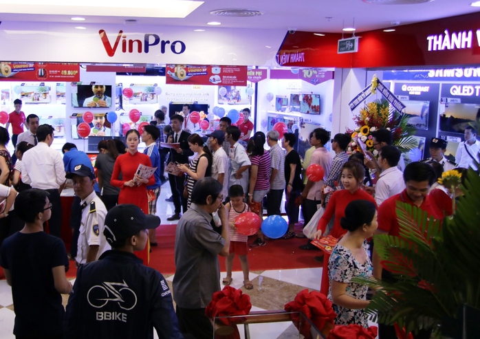 Đông đảo khách hàng tới mua sắm tại 5 TTTM Vincom mới khai trương ngày 29-4