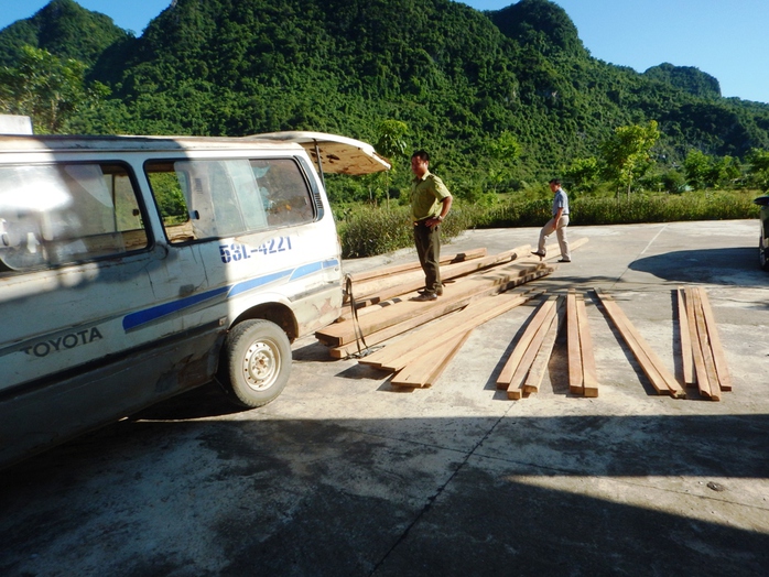 Bị phát hiện chở gỗ lậu, tài xế bỏ xe khách trốn chạy trong đêm - Ảnh 1.