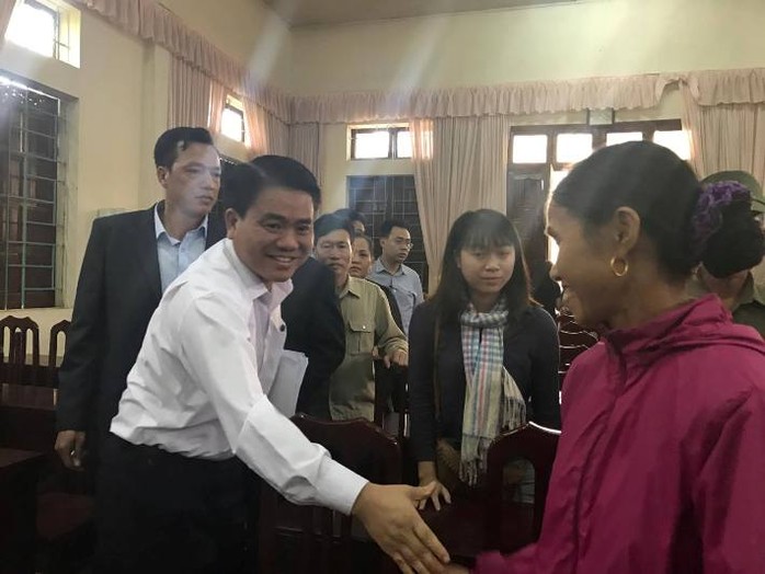 Chủ tịch UBND TP Hà Nội Nguyễn Đức Chung bắt tay người dân xã Đồng Tâm