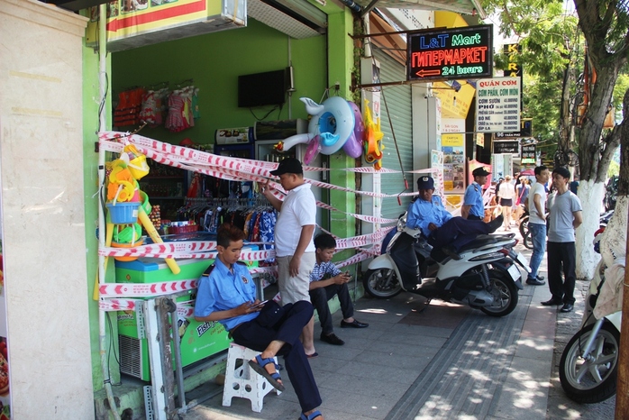 Tự ý rào chắn không cho kinh doanh giữa trung tâm Nha Trang - Ảnh 1.