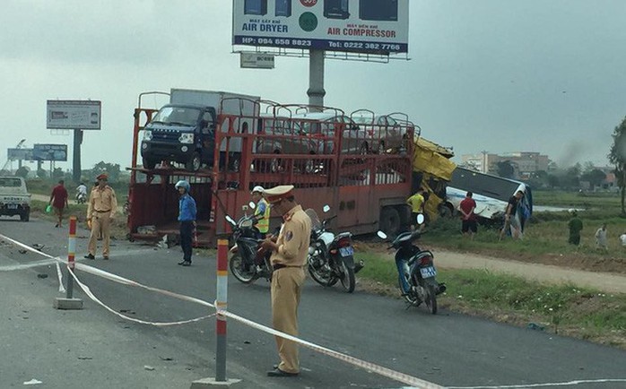 Xe container tông xe khách trên cao tốc bay xuống ruộng - Ảnh 2.