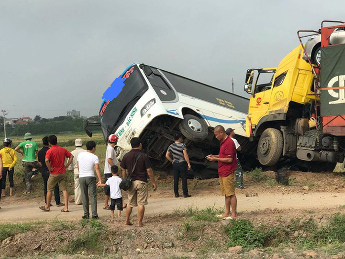 Xe container tông xe khách trên cao tốc bay xuống ruộng - Ảnh 1.