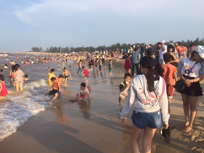 
Ước tính hơn 12.000 lượt khách đã về biển Thuận An chỉ trong một buổi chiều
