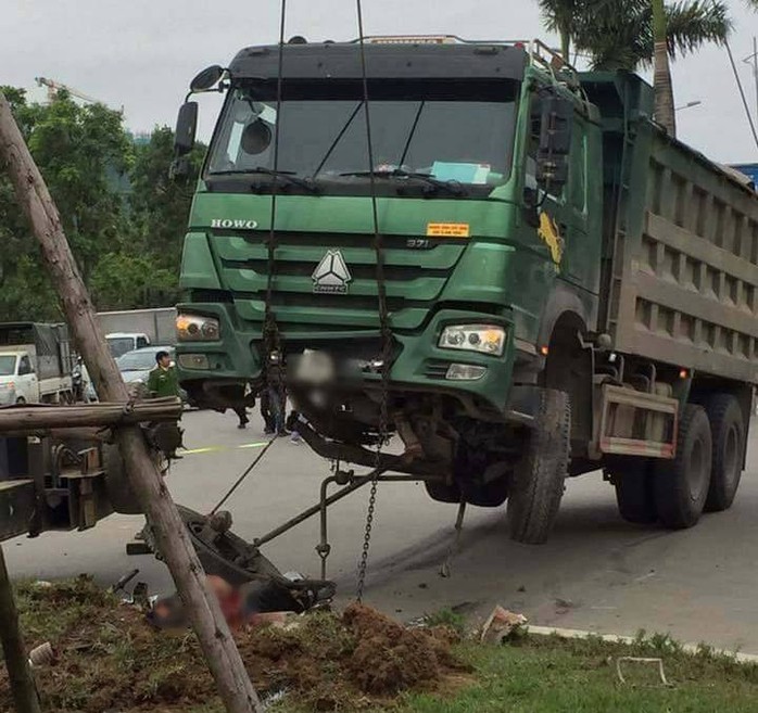 Cẩu xe tải Hổ vồ chở đất lên để lấy thi thể người bị nạn - Ảnh 1.