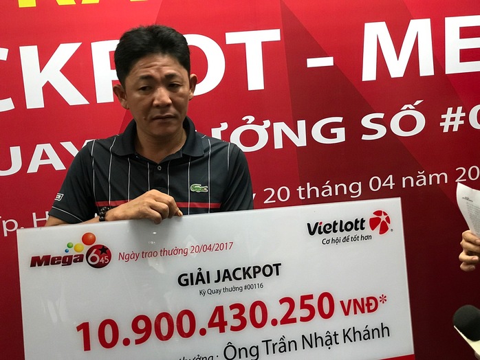 Lần đầu tiên người trúng Jackpot không đeo mặt nạ nhận thưởng