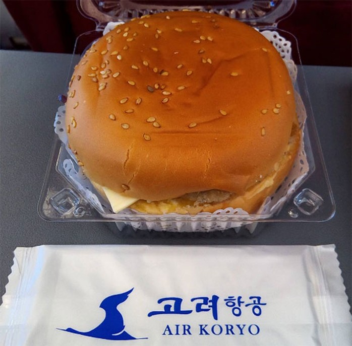 
Chụp hình bánh burger trở thành điều không thể thiếu với mỗi hành khách của Air Koryo. Ảnh: Instagram
