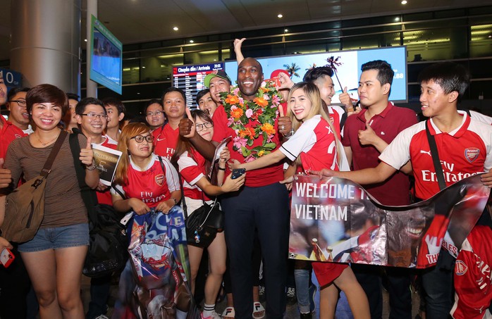 Sol Campbell trong vòng vây người hâm mộ - Ảnh 2.