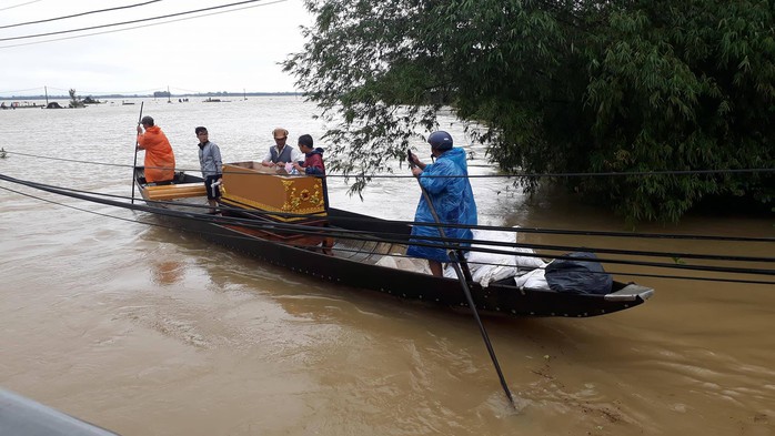 Chèo ghe mua quan tài để khâm liệm người đàn ông bị lũ cuốn - Ảnh 1.