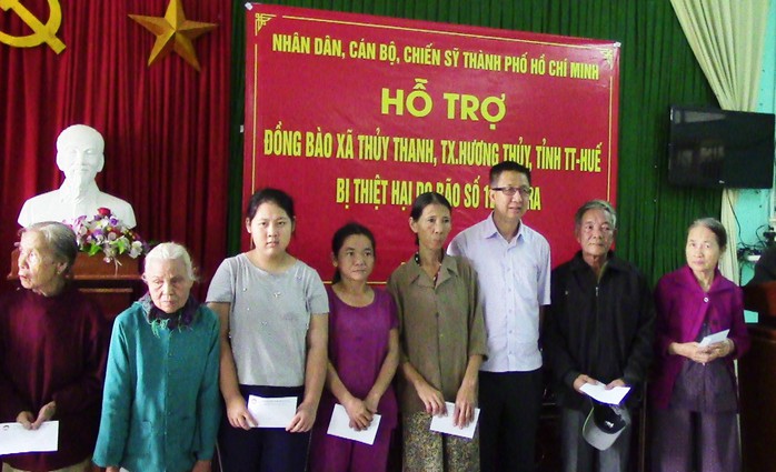 Đoàn công tác TPHCM đến với người dân lũ tỉnh Thừa Thiên - Huế - Ảnh 2.