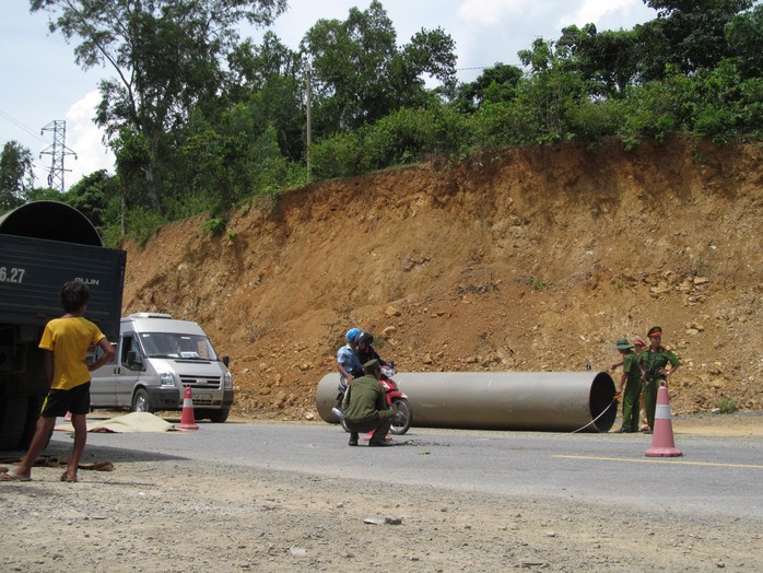 Đứt dây cần cẩu, ống áp suất nặng gần 2 tấn rơi đè chết người - Ảnh 2.