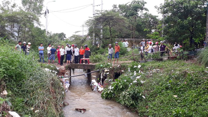 Hơn 100 chiến sĩ  tìm kiếm học sinh bị nước cuốn trôi vào cống - Ảnh 2.