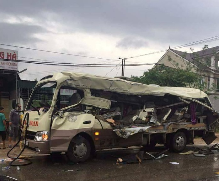 Xe khách dập nát sau vụ tai nạn - Ảnh: Quỳ Châu
