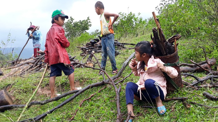 Miền Trung: Nhiều nơi còn ngập chìm trong nước, cô lập - Ảnh 26.