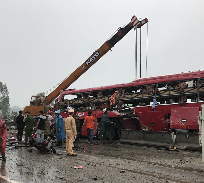 
Lực lượng chức năng huy động cần cẩu lớn đến giải phóng hiện trường.
